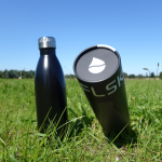 Isolierflasche auf der Wiese