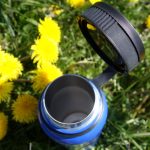 Trinkflasche offen mit Blumen im outdoor Test